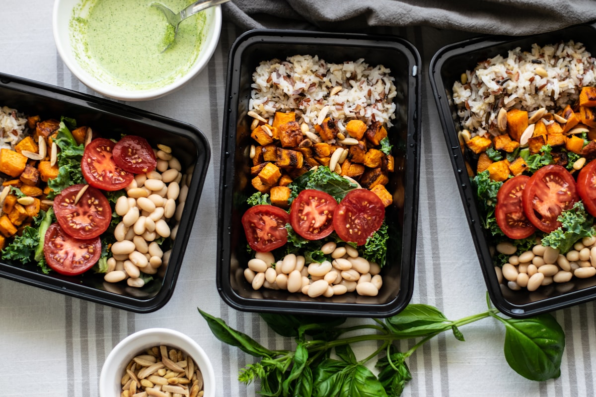 Dieta mediterranea con verdure fresche e olio d'oliva