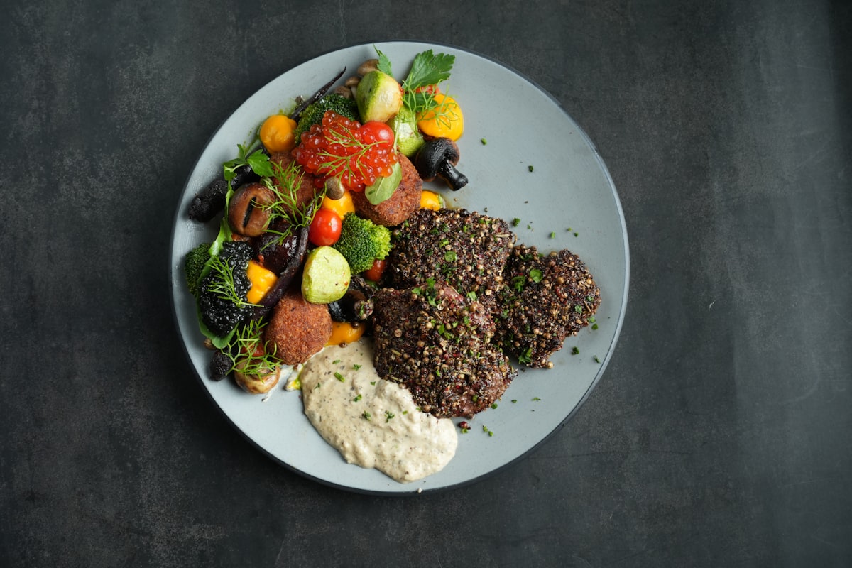 Tavola mediterranea con olio d'oliva, verdure fresche e pane integrale